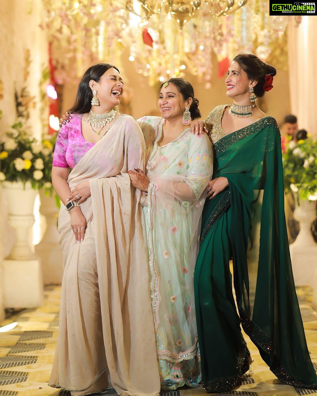 Aahana Kumra Instagram - Joote do paise lo πππ Simple math hai ππΌ= πΈπ° #mondaymood . . . . #monday #mondaymotivation #monday #girlfriends #weddingseason #weddingphotography #weddingportraits #saree #sareelove #sareenotsorry #sareelover Rudrapur, Uttarakhand