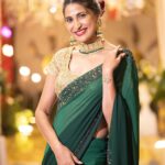 Aahana Kumra Instagram - Joote do paise lo 💚💚💚 Simple math hai 👞🛼= 💸💰 #mondaymood . . . . #monday #mondaymotivation #monday #girlfriends #weddingseason #weddingphotography #weddingportraits #saree #sareelove #sareenotsorry #sareelover Rudrapur, Uttarakhand