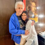 Aahana Kumra Instagram - It’s my sir’s birthday!! Happiest birthday @naseeruddin49 sir! Love you to the moon and back 💕🫡🦋🎁🍿🎂🎉🎈##happybirthdaysir #happybirthday #birthdayboy . . . . #birthday #birthdaywishes #birthdaycake #naseeruddinshah #naseersir #happyhappy #love #teacher #aahanakumra Prithvi Theatre
