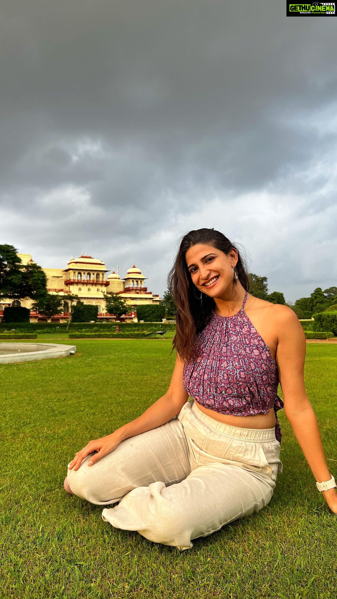 Aahana Kumra Instagram - Jungle mein more naacha Kisne dekha!?! Maine! @gazalmishraofficial 👯♀️🤣☝️🙌 🦚🦚🦚💕💕🌦️🌦️🌈🌈🌈 #jaipurdiaries . . . . #jaipur #rajasthan #wednesday #wednesdays #wednesdaywisdom #wednesdaymotivation #aahanakumra #nationalbirdofindia #peacock