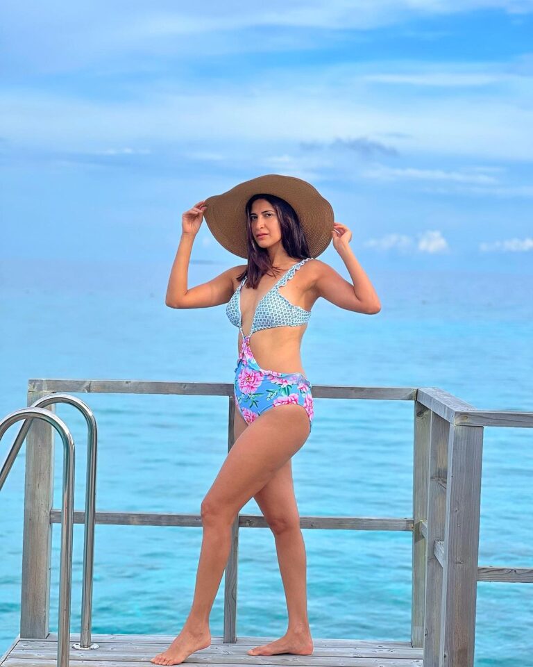 Aahana Kumra Instagram - Clear skies☀️☀️ Blue waters 🌊🐳🐬🏖️🦀🐚 Swimsuit dreams 👙🦋👒🤿 #sundayfunday . . . . #sunday #sundaze #sundays #lazysunday #sundate #sunnyday #bikini #aahanakumra #maldives Maldives, Baa Atoll