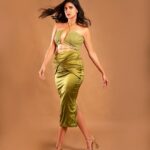 Aahana Kumra Instagram - Walking into my Wednesday fast and quick 🌿🫶💕 Outfit - @labelmanikananda Jewellery- @shailjas_diamondjewellery Heels- @worldofanaar Photographer - @karanhenry Styled by- @juhi.ali Hmu- @makeup.artist.anusha . . . . #middayindia #awardsnight #alldressedup #salaamvenky #bestsupoortingactress #cinema #movies #aahanakumra Mumbai - मुंबई