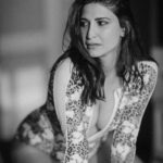 Aahana Kumra Instagram - Stealing glances while waiting in still corners 🖤🖤🐈‍⬛🐈‍⬛ #throwbackthursday . . . . #monsoonmood #monochrome #portrait #portraitphotography #aahanakumra Mumbai - मुंबई