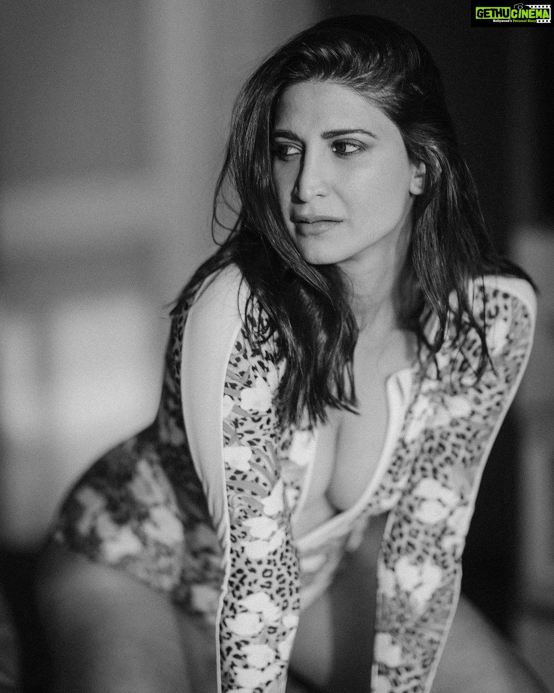 Aahana Kumra Instagram - Stealing glances while waiting in still corners đ¤đ¤đââŦđââŦ #throwbackthursday . . . . #monsoonmood #monochrome #portrait #portraitphotography #aahanakumra Mumbai - ā¤ŽāĨā¤ā¤Ŧā¤