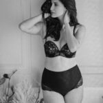 Aahana Kumra Instagram - Monsoon mood 🐦‍⬛☔️ #monsoondiaries . . . . #monsoon #monochrome #blackandwhitephotography #portrait #portraitphotography #portraitmood Mumbai - मुंबई