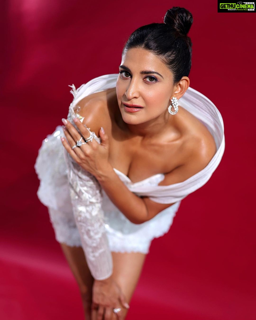 Aahana Kumra Instagram - Much like white, I’m a classic 🤍🕊️🦢🥂 All dressed up for the @iwmbuzz digital awards 2023 🥂🫶 @applausesocial @sonylivindia @juggernaut_in10 Outfit : @tanieyakhanuja Jewellery : @mkjewels_india Heels : @houseofprisca_ Photography : @karanhenry Styling : @juhi.ali Make up and hair : @makeup.artist.anusha #iwmbuzzdigitalawards2023 . . . . #aboutlastnight #alldressedup #awardsnight #awardseason #bestnegativelead #aahanakumra #avrodhthesiegewithin #awards #fashion #redcarpet #redcarpetready #tuesdaymotivation #tuesdaythoughts Mumbai - मुंबई