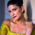 Aahana Kumra Instagram - The close up says everything 🍃🍃 Dubai x @filmfareme Outfit - @baraviafashion @gulnarbaravia Jewellery - @gaiatreelabel Heels - @lodishoesindia Photography - @valeedanjumofficial Styled by- @juhi.ali Hmu- @makeupbyrosa.uae #awardsnight . . . : #awards #filmfare #uae #dubai #aahanakumra #filmfareme #fashion #actor #throwbackthursday #thursday #throwback Palazzo Versace Dubai