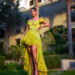 Aahana Kumra Instagram - Green is your Color🪲🪲 Your are Spring 🍃🍃 Dubai x @filmfareme Outfit - @baraviafashion @gulnarbaravia Jewellery - @gaiatreelabel Heels - @lodishoesindia Photography - @valeedanjumofficial Styled by- @juhi.ali Hmu- @makeupbyrosa.uae #awardsnight . . . : #awards #filmfare #uae #dubai #aahanakumra #filmfareme #fashion #actor Palazzo Versace Dubai