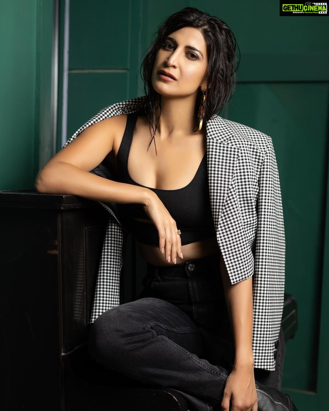 Aahana Kumra Instagram - It was the possibility of the darkness of the night that made the day seem so dark 🖤 Photography : @yashjangidphotography Styling and concept : @abhimanyusinghtomarr Make up and hair : @omsenmakeup . . . . #jaipur #rajasthan #darkness #wednesday #wednesdaywisdom #photography #aahanakumra #summervibes #night Jaipur, Rajasthan