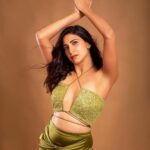 Aahana Kumra Instagram - Walking into my Wednesday fast and quick 🌿🫶💕 Outfit - @labelmanikananda Jewellery- @shailjas_diamondjewellery Heels- @worldofanaar Photographer - @karanhenry Styled by- @juhi.ali Hmu- @makeup.artist.anusha . . . . #middayindia #awardsnight #alldressedup #salaamvenky #bestsupoortingactress #cinema #movies #aahanakumra Mumbai - मुंबई