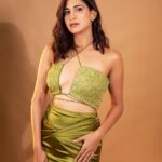 Aahana Kumra Instagram - Walking into my Wednesday fast and quick 🌿🫶💕 Outfit - @labelmanikananda Jewellery- @shailjas_diamondjewellery Heels- @worldofanaar Photographer - @karanhenry Styled by- @juhi.ali Hmu- @makeup.artist.anusha . . . . #middayindia #awardsnight #alldressedup #salaamvenky #bestsupoortingactress #cinema #movies #aahanakumra Mumbai - मुंबई