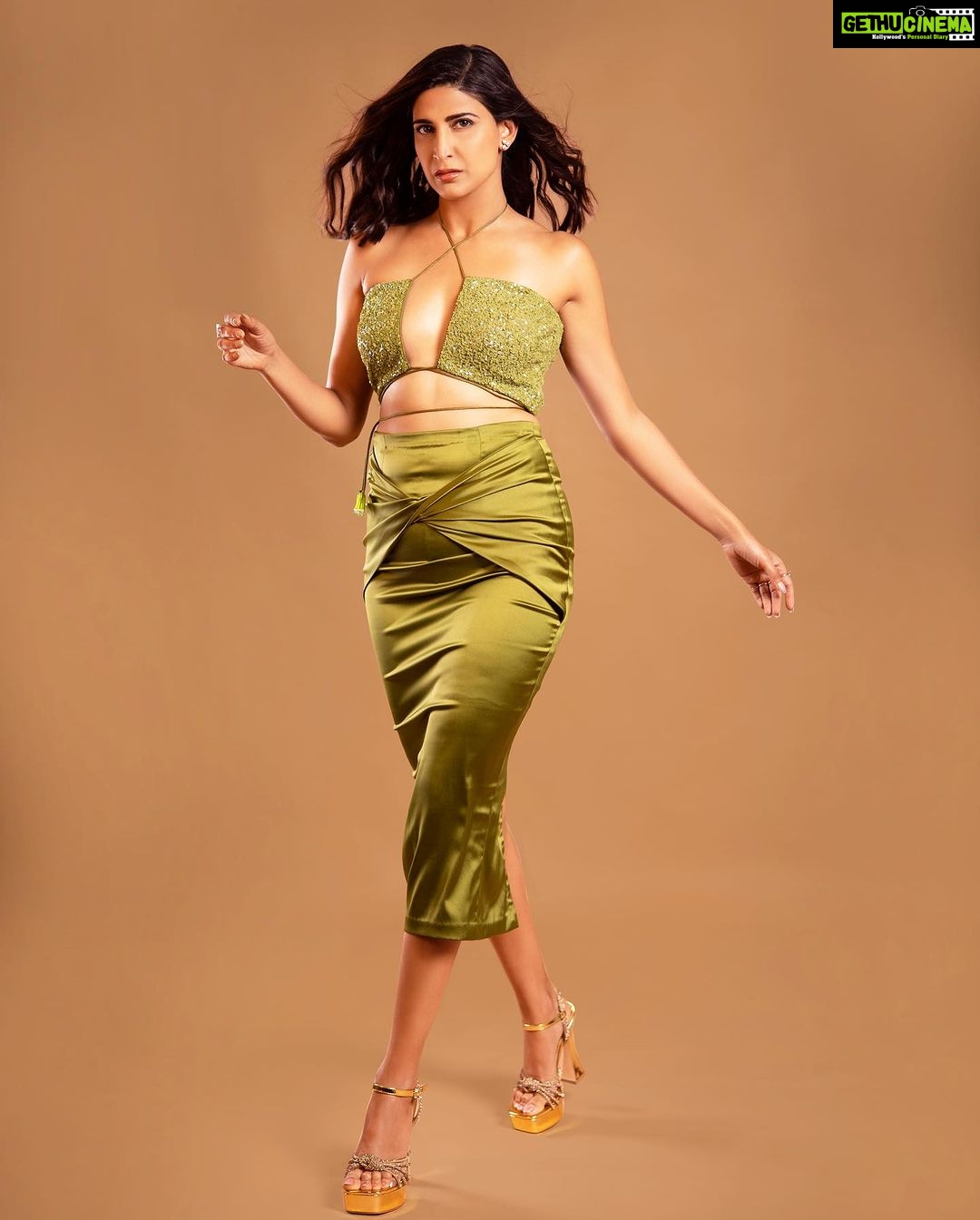 Aahana Kumra Instagram - Walking into my Wednesday fast and quick 🌿🫶💕 Outfit - @labelmanikananda Jewellery- @shailjas_diamondjewellery Heels- @worldofanaar Photographer - @karanhenry Styled by- @juhi.ali Hmu- @makeup.artist.anusha . . . . #middayindia #awardsnight #alldressedup #salaamvenky #bestsupoortingactress #cinema #movies #aahanakumra Mumbai - मुंबई
