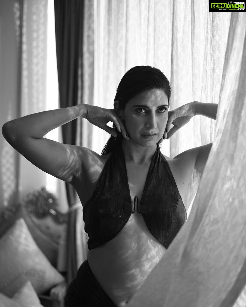 Aahana Kumra Instagram - Lust stories : The Female gaze 🖤🐈‍⬛ #monsoonmood . . . . #monsoon #luststories #femalegaze #wednesday #aahanakumra #portrait #monochromatic #monochrome #portrait Mumbai - मुंबई