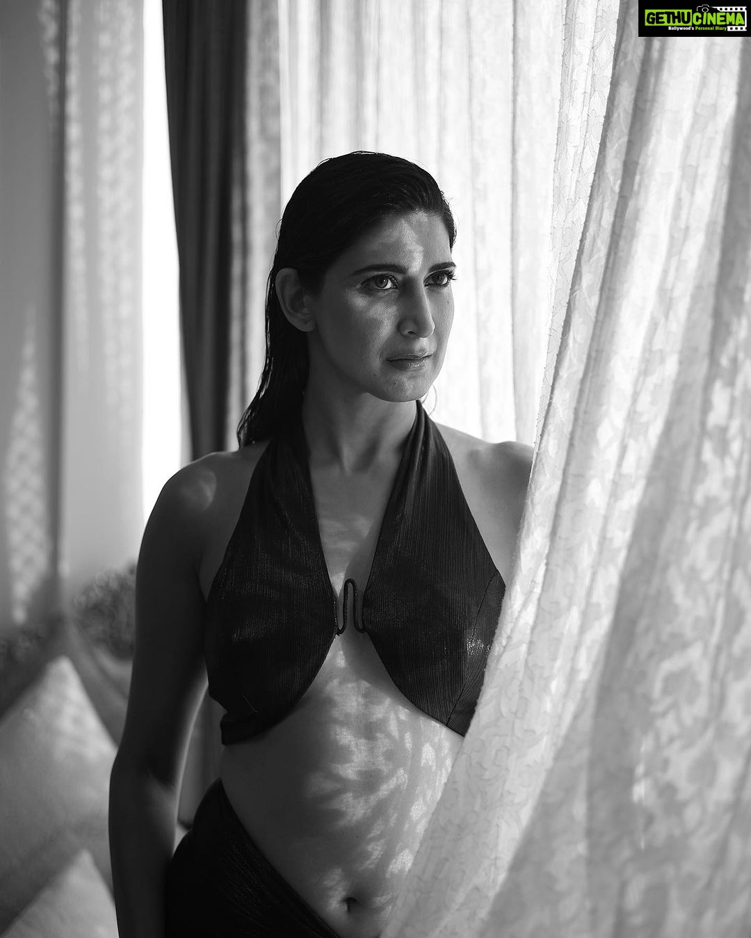 Aahana Kumra Instagram - Lust stories : The Female gaze 🖤🐈⬛ #monsoonmood . . . . #monsoon #luststories #femalegaze #wednesday #aahanakumra #portrait #monochromatic #monochrome #portrait Mumbai - मुंबई