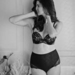 Aahana Kumra Instagram - Monsoon mood 🐦‍⬛☔️ #monsoondiaries . . . . #monsoon #monochrome #blackandwhitephotography #portrait #portraitphotography #portraitmood Mumbai - मुंबई