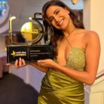 Aahana Kumra Instagram - Thank you @middayindia for the award for the best actor in a supporting role for #SalaamVenky ! This is my first award for this beautiful film which is all heart 💕🧿 An important film made by a beautiful hooman who I love and admire the most, @revathyasha ma’am! This is all your love and hardwork! And ofcourse @suurajsinnghblive sir and @shra_agrawal for backing this beautiful story! The soul of the film @kajol ma’am @vishaljethwa06 and @aamirkhanproductions sir! And the strength of the film, the wonderful cast @simplyrajeev @joinprakashraj @rahulbose7 @pillumani @riddhikumar_ @aneetpadda_ @ananthmahadevanofficial @maala.parvathi And of course my loveliest @r_varman_ sir @ponyprakashraj @priyankvjain @glambysalman @omni_thakkar @radhikamehra @mithoon11 @kausarmunir @filmwaalasam @phenomanan_sagar @sandeepravade Tahe dil se shikriya ❣️🫶🙏 @bliveprod @rtakestudios Thank you @shotsvilla and @juhi.ali for the wonderful photos 🙏💕👯‍♀️ @foryoupublicrelations ❣️🙌 . . #awards #awardsnight #redcarpet #bestsupportingactress #gratitude 🧿 Mumbai - मुंबई