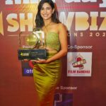Aahana Kumra Instagram - Thank you @middayindia for the award for the best actor in a supporting role for #SalaamVenky ! This is my first award for this beautiful film which is all heart 💕🧿 An important film made by a beautiful hooman who I love and admire the most, @revathyasha ma’am! This is all your love and hardwork! And ofcourse @suurajsinnghblive sir and @shra_agrawal for backing this beautiful story! The soul of the film @kajol ma’am @vishaljethwa06 and @aamirkhanproductions sir! And the strength of the film, the wonderful cast @simplyrajeev @joinprakashraj @rahulbose7 @pillumani @riddhikumar_ @aneetpadda_ @ananthmahadevanofficial @maala.parvathi And of course my loveliest @r_varman_ sir @ponyprakashraj @priyankvjain @glambysalman @omni_thakkar @radhikamehra @mithoon11 @kausarmunir @filmwaalasam @phenomanan_sagar @sandeepravade Tahe dil se shikriya ❣️🫶🙏 @bliveprod @rtakestudios Thank you @shotsvilla and @juhi.ali for the wonderful photos 🙏💕👯‍♀️ @foryoupublicrelations ❣️🙌 . . #awards #awardsnight #redcarpet #bestsupportingactress #gratitude 🧿 Mumbai - मुंबई