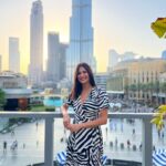 Aahana Kumra Instagram - Because being touristy needs no filters 🇦🇪🗼💕👯‍♀️🙌😻 Thank you Adarsh and @maanstrosity for such a great time in dubai 🇦🇪💕 #tacotuesday . . . . #tuesday #tuesdaymotivation #tuesdaythoughts #aahanakumra #dubai #dubaidiaries #dubailife #dubaimall #burjkhalifa #burjkhalifadubai #aahananindubai #tourist #tourism Dubai Mall