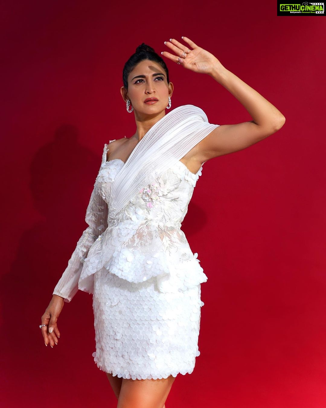 Aahana Kumra Instagram - Much like white, I’m a classic 🤍🕊️🦢🥂 All dressed up for the @iwmbuzz digital awards 2023 🥂🫶 @applausesocial @sonylivindia @juggernaut_in10 Outfit : @tanieyakhanuja Jewellery : @mkjewels_india Heels : @houseofprisca_ Photography : @karanhenry Styling : @juhi.ali Make up and hair : @makeup.artist.anusha #iwmbuzzdigitalawards2023 . . . . #aboutlastnight #alldressedup #awardsnight #awardseason #bestnegativelead #aahanakumra #avrodhthesiegewithin #awards #fashion #redcarpet #redcarpetready #tuesdaymotivation #tuesdaythoughts Mumbai - मुंबई
