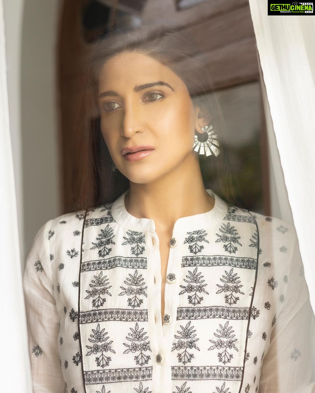 Aahana Kumra Instagram - Lookin' through the windows The window to your heart Oh baby, yeah I can see it's cloudy The rain's about to start Happiest birthday gazloo 🌸 Outfit : @gazalmishraofficial Styling : @abhimanyusinghtomarr Make up : @omsenmakeup Photos : @yashjangidphotography Location : @vanaam_ami_jaipur . . . . #happybirthday #portrait #portriatphotography #photoshoot #photographer #window #aahanakumra #pink #pinkcity #jaipurdiaries #jaipur Jaipur - The pink city
