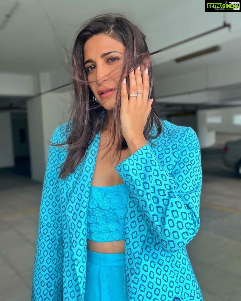 Aahana Kumra Instagram - Jab zindagi Jung lagti hai Lad Leti hoon Rangmanch lagti hai Tamasha kar leti hoon 🩵🩵🩵 Make up and Hair : @varsshatilokani #thursdaythoughts . . . . #thursday #thursdays #thursdaymotivation #aahanakumra #blue #throwbackthursday #throwback Mumbai - मुंबई