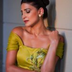 Aahana Kumra Instagram - The close up says everything 🍃🍃 Dubai x @filmfareme Outfit - @baraviafashion @gulnarbaravia Jewellery - @gaiatreelabel Heels - @lodishoesindia Photography - @valeedanjumofficial Styled by- @juhi.ali Hmu- @makeupbyrosa.uae #awardsnight . . . : #awards #filmfare #uae #dubai #aahanakumra #filmfareme #fashion #actor #throwbackthursday #thursday #throwback Palazzo Versace Dubai