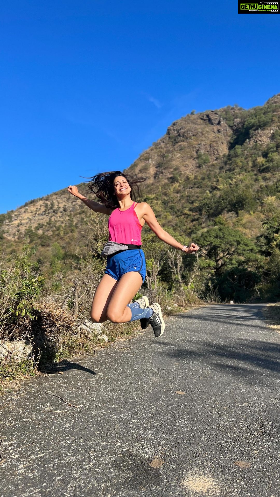 Aahana Kumra Instagram - Because Sunday is always a fun day!! ππ And a run in the mountains is always a good idea!! πββοΈπ #funontherun πββοΈππΆοΈπΈπποΈ #sundayrunday . . . . #sunday #sundayvibes #runday #funday #sundays #sun #sunny #mountains #mountain #aahanakumra #rishikesh #uttarakhand #throwback