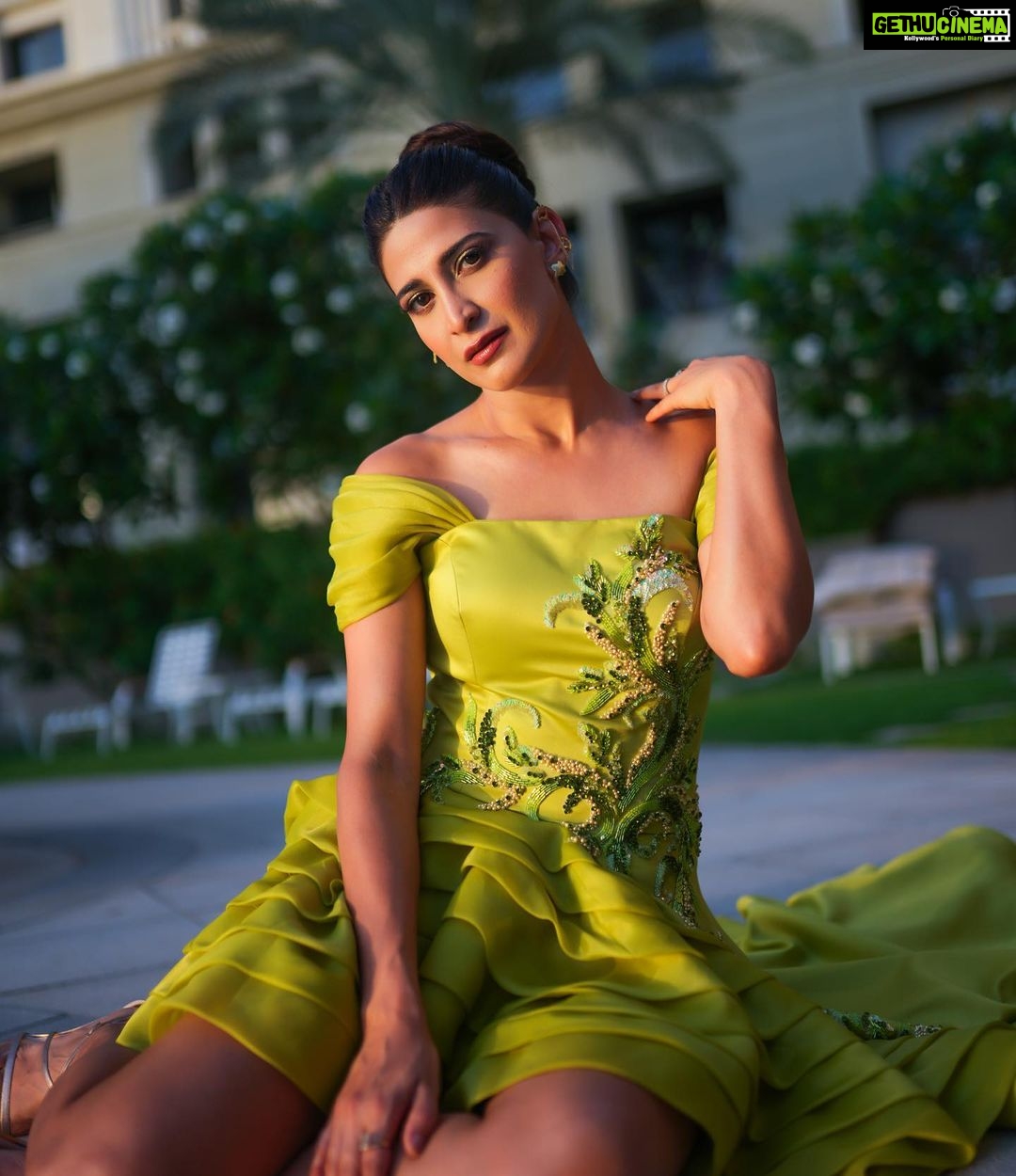 Aahana Kumra Instagram - Green is your Color🪲🪲 Your are Spring 🍃🍃 Dubai x @filmfareme Outfit - @baraviafashion @gulnarbaravia Jewellery - @gaiatreelabel Heels - @lodishoesindia Photography - @valeedanjumofficial Styled by- @juhi.ali Hmu- @makeupbyrosa.uae #awardsnight . . . : #awards #filmfare #uae #dubai #aahanakumra #filmfareme #fashion #actor Palazzo Versace Dubai