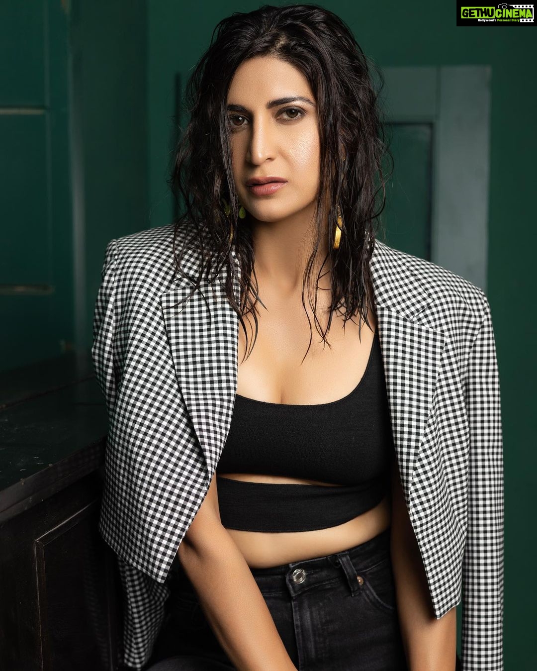 Aahana Kumra Instagram - It was the possibility of the darkness of the night that made the day seem so dark 🖤 Photography : @yashjangidphotography Styling and concept : @abhimanyusinghtomarr Make up and hair : @omsenmakeup . . . . #jaipur #rajasthan #darkness #wednesday #wednesdaywisdom #photography #aahanakumra #summervibes #night Jaipur, Rajasthan