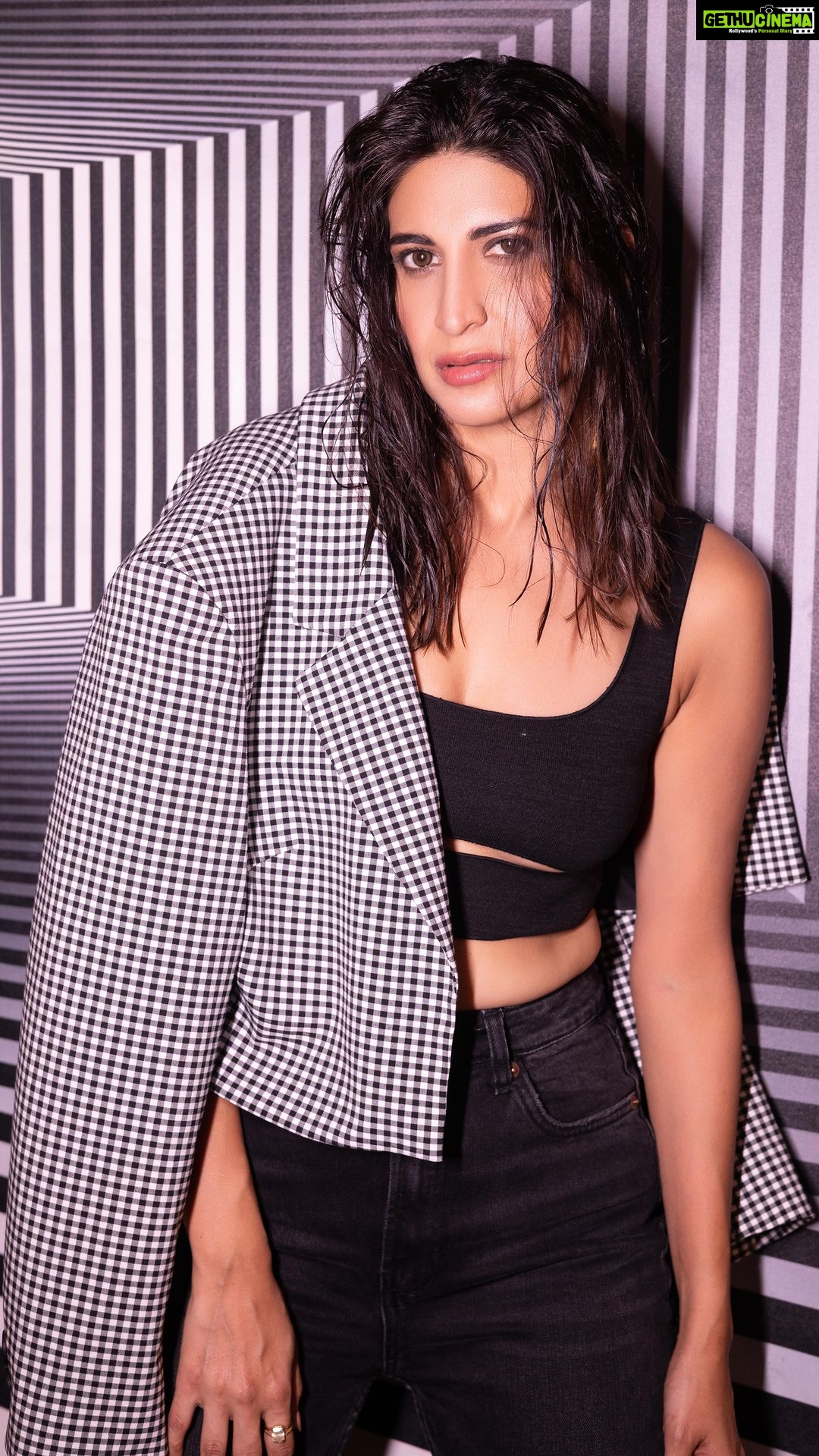 Aahana Kumra Instagram - Winging is everything!!! Life!! Lifeliner!! Everything!! 🖤🖤🖤 #wednesdaywisdom . . . . #wednesday #wednesdays #reelsinstagram #reelsvideo #trendingreels #fashionreels #trending #reelitfeelit #aahanakumra