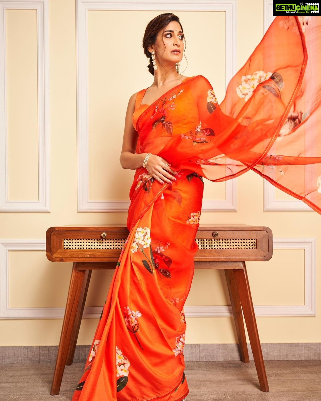 Aahana Kumra Instagram - Satrangi re 🍊🧡🍊🧡 All dressed up for @dpiff_official Saree : @raw_mango Jewellery : @rubans.in Make up : @madhura_makeupnhair Hair : @nargis9052 Styling : @juhi.ali Photos : @priyamdhar Location : @studio.f6 #dadsahebphalkeaward . . . . #sareenotsorry #sareelover #sareelove #orange #aahanakumra #bestactress #dadasahebphalkeaward #tuesday #rubytuesday Mumbai - मुंबई