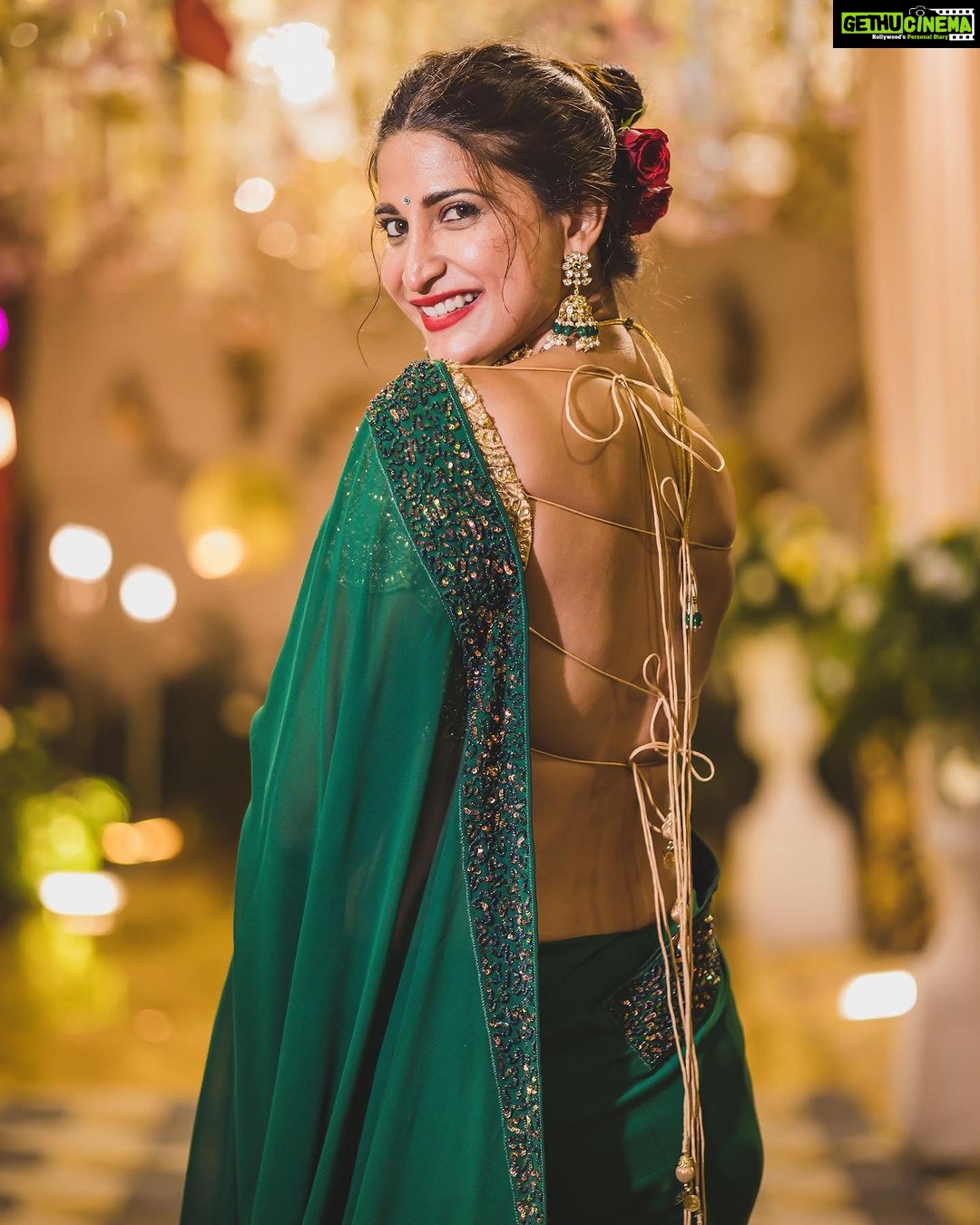 Aahana Kumra Instagram - Joote do paise lo πππ Simple math hai ππΌ= πΈπ° #mondaymood . . . . #monday #mondaymotivation #monday #girlfriends #weddingseason #weddingphotography #weddingportraits #saree #sareelove #sareenotsorry #sareelover Rudrapur, Uttarakhand