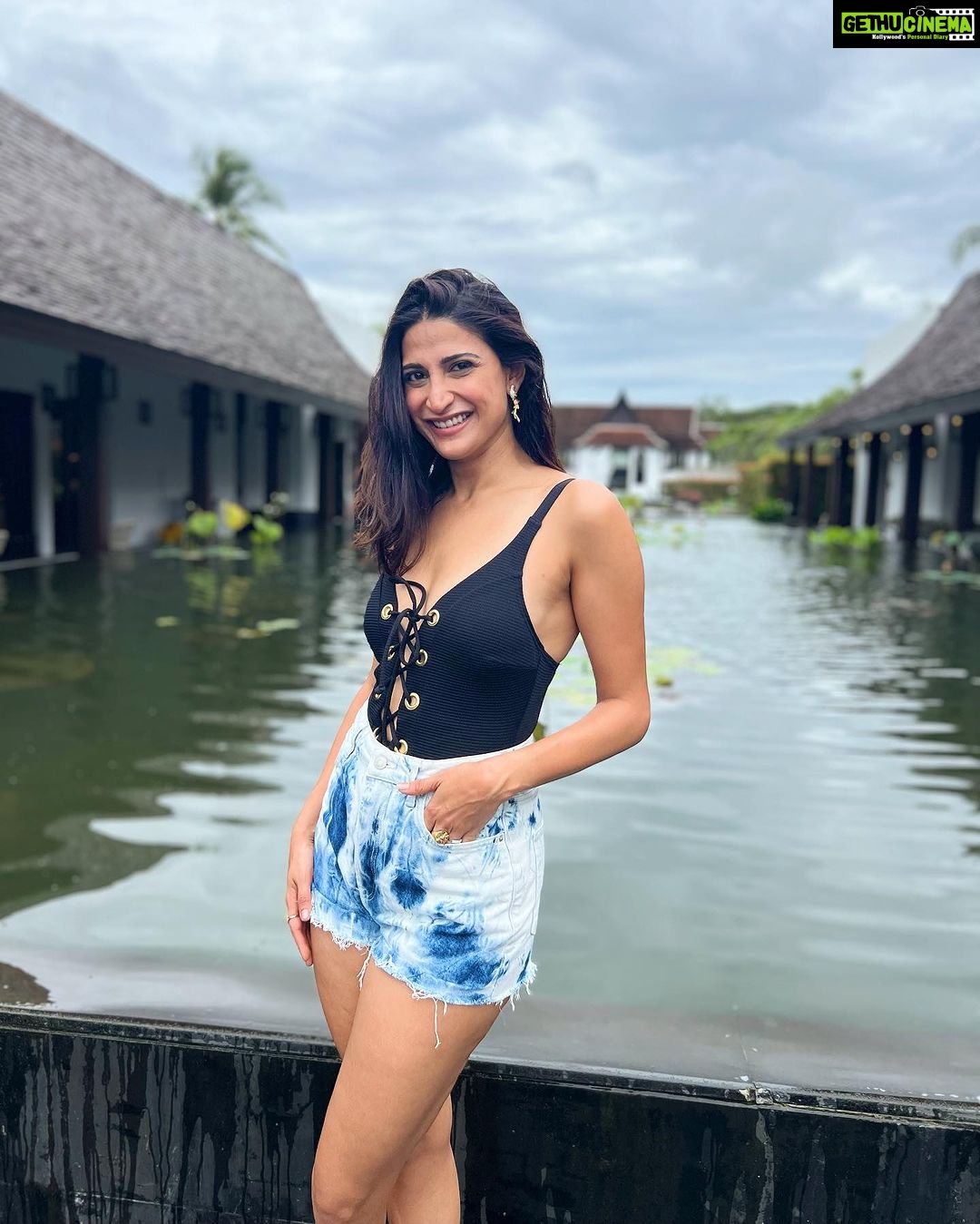 Aahana Kumra Instagram - Weekends are for a swim and binge 👙🥖🥐💕☔️🌞🥢🍛 #weekendbinge . . . . #saturdate #saturday #saturdaynight #saturdaze #aahanakumra #thailand #khaolak JW Marriott Khao Lak Resort & Spa