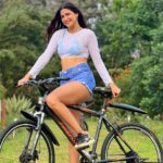Aahana Kumra Instagram - Because weekends are for the sun and outdoor ☀️🚲🌿💕🫶🏃‍♀️🌸🙌🌻👗 #solofemaletraveler . . . . #mountain #mountaingirl #vineyard #weekendgetaway #weekend #weekendvibes #cycling #outdoor #friday #friyay #fridayfun #aahanakumra