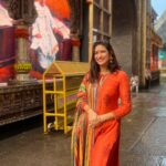 Aahana Kumra Instagram - Mandali aabhaari aahe🌺🙏🫶☀️🌿 Lalbaugcha Ganpati darshan 🌺🙏☀️ #ganpatibappamorya . . . . #ganpati #ganpatibappa #ganpatifestival #ganeshchaturthi #ganesha #ganesh #lalbaughcharaja #lalbaug #aahanakumra Lalbaugcha Raja Sarvajanik Ganeshotsav Mandal
