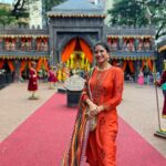 Aahana Kumra Instagram - Mandali aabhaari aahe🌺🙏🫶☀️🌿 Lalbaugcha Ganpati darshan 🌺🙏☀️ #ganpatibappamorya . . . . #ganpati #ganpatibappa #ganpatifestival #ganeshchaturthi #ganesha #ganesh #lalbaughcharaja #lalbaug #aahanakumra Lalbaugcha Raja Sarvajanik Ganeshotsav Mandal