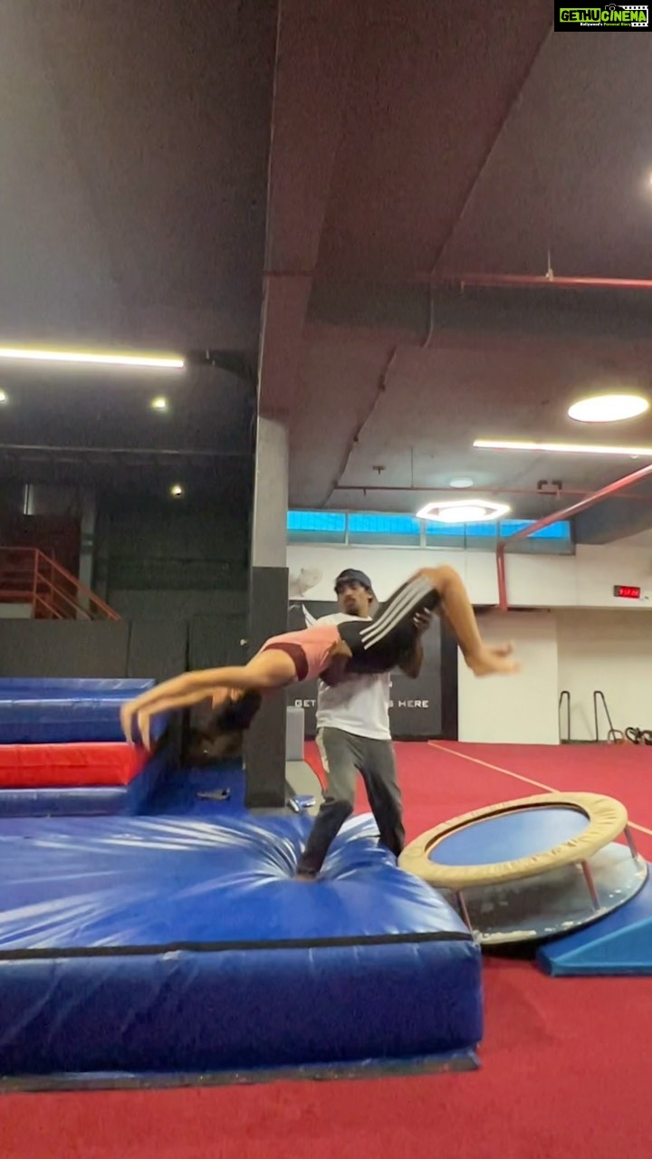 Aahana Kumra Instagram - Flipping into my Tuesday just like that! ๐๐๐ฏโโ๏ธ๐ซก๐ป๐ซถ๐งฟ Also my first attempt doing a back flip! I think it was awrite Awrite awrite!! ๐งฟ๐งฟ๐งฟ๐ซถ๐ซถ๐ซถ๐ป๐ป๐ป๐๐๐ #tuesdaymotivation . . . . #tuesday #tuesdays #backflip #firstattempt #onedayatatime #gymnastics #aahanakumra Mumbai - เคฎเฅเคเคฌเค