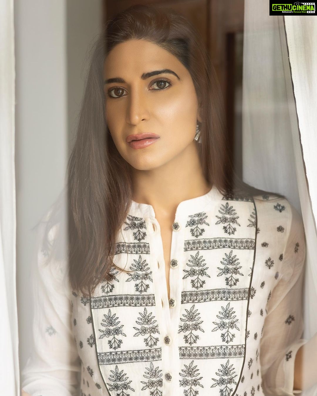 Aahana Kumra Instagram - Lookin' through the windows The window to your heart Oh baby, yeah I can see it's cloudy The rain's about to start Happiest birthday gazloo 🌸 Outfit : @gazalmishraofficial Styling : @abhimanyusinghtomarr Make up : @omsenmakeup Photos : @yashjangidphotography Location : @vanaam_ami_jaipur . . . . #happybirthday #portrait #portriatphotography #photoshoot #photographer #window #aahanakumra #pink #pinkcity #jaipurdiaries #jaipur Jaipur - The pink city