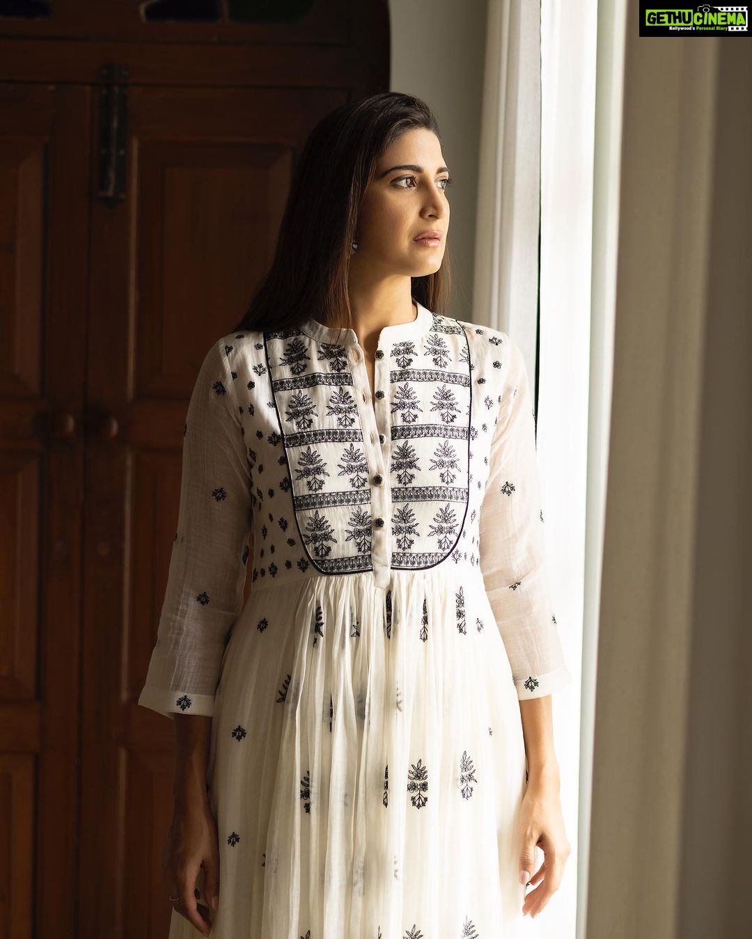 Aahana Kumra Instagram - Lookin' through the windows The window to your heart Oh baby, yeah I can see it's cloudy The rain's about to start Happiest birthday gazloo 🌸 Outfit : @gazalmishraofficial Styling : @abhimanyusinghtomarr Make up : @omsenmakeup Photos : @yashjangidphotography Location : @vanaam_ami_jaipur . . . . #happybirthday #portrait #portriatphotography #photoshoot #photographer #window #aahanakumra #pink #pinkcity #jaipurdiaries #jaipur Jaipur - The pink city