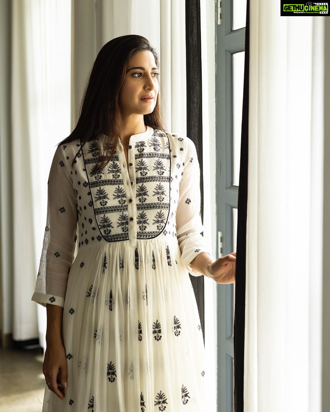 Aahana Kumra Instagram - Lookin' through the windows The window to your heart Oh baby, yeah I can see it's cloudy The rain's about to start Happiest birthday gazloo 🌸 Outfit : @gazalmishraofficial Styling : @abhimanyusinghtomarr Make up : @omsenmakeup Photos : @yashjangidphotography Location : @vanaam_ami_jaipur . . . . #happybirthday #portrait #portriatphotography #photoshoot #photographer #window #aahanakumra #pink #pinkcity #jaipurdiaries #jaipur Jaipur - The pink city