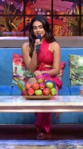 Aakanksha Singh Instagram - Some beautiful moments from @tksshowofficial @kapilsharma you were so kind 🥰 hope to see you really soon.. and thanks for that “aur” in the song ,that was the cherry on the cake .. Had a great time shooting for this one #thekapilsharmashow @sonytvofficial #aakankshasingh #reelkarofeelkaro #reelitfeelit #singingvideo #runway34 #runway34onapril29 #Runway34 #tkss #badeacchelagtehain