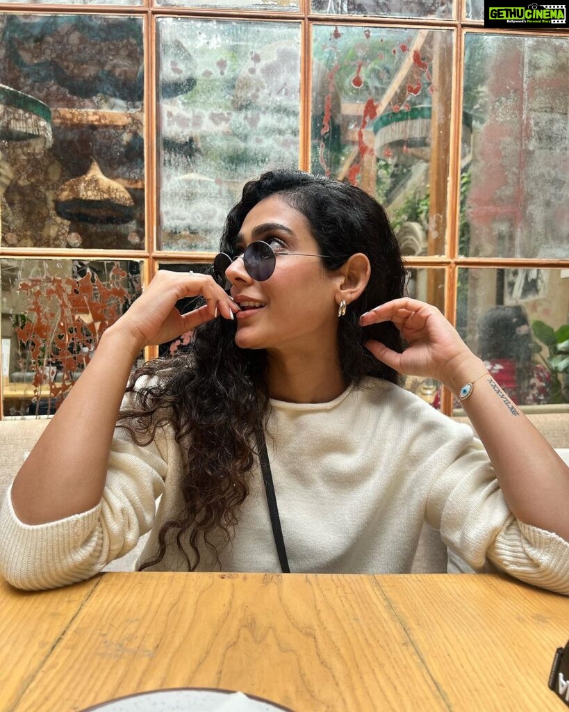 Aakanksha Singh Instagram - Hello Monday 🤓