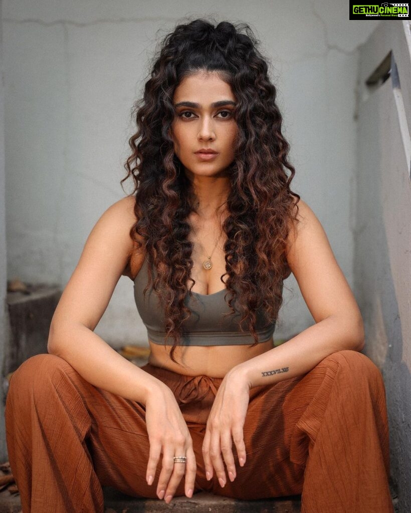 Aakanksha Singh Instagram - That Brown girl 🍂👧🏼 📸 @pranav.foto 💄💆🏻‍♀️ @makeup.artist.anusha 👗🪄 @aishwarya128