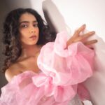 Aakanksha Singh Instagram – Barbie mode on 💖

Outfit- @trunkshopananya
Photographer- @deepak_das_photography
@kakali_das_photography 
Styled by- @ananyaarora2013
Assisted by @__hitankshi
Make up- @makeupbysheryl.b
Hair- @rubinadaniel1
Location- @_onboardstudios
Concept- @theboltpr