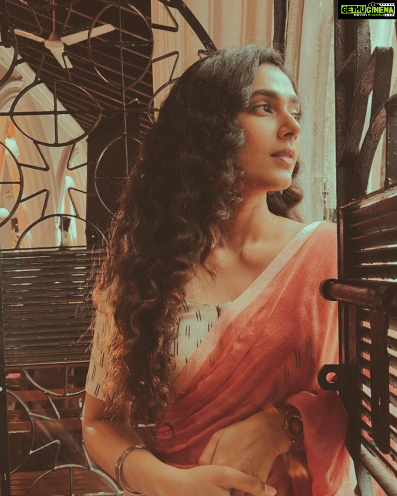 Aakanksha Singh Instagram - कम से कम अपनी जुल्फे तो बाँध लिया करो। कमबख्त. बेवजह मौसम बदल दिया करते हैं। 💁🏻‍♀ 📸 @makeup.artist.anusha