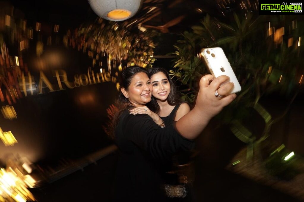 Aarthi Instagram - For someone who’s never had an adult birthday party, it’s gonna take me a while to get over this one 🙃✨ . . . . #anotheryeararoundthesun #friendsnight #celebrations #tooldfriendsandnew #milestonebirthday