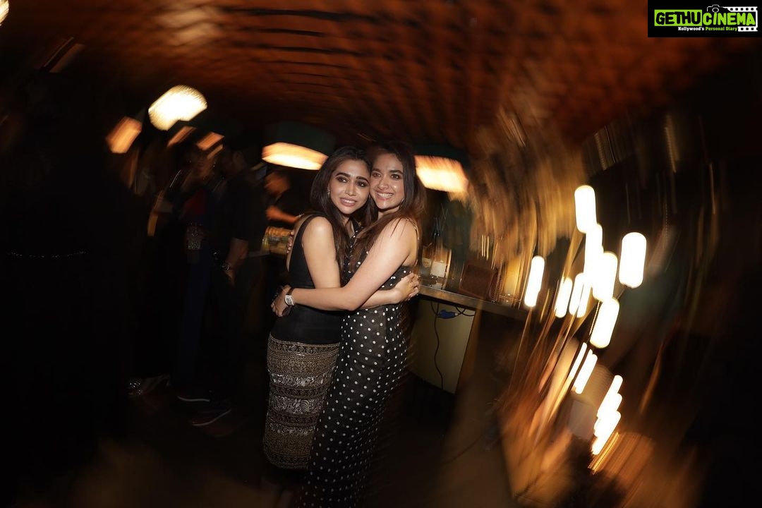 Aarthi - 93.9K Likes - For someone who’s never had an adult birthday party, it’s gonna take me a while to get over this one 🙃✨
.
.
.
.
#anotheryeararoundthesun #friendsnight #celebrations #tooldfriendsandnew #milestonebirthday