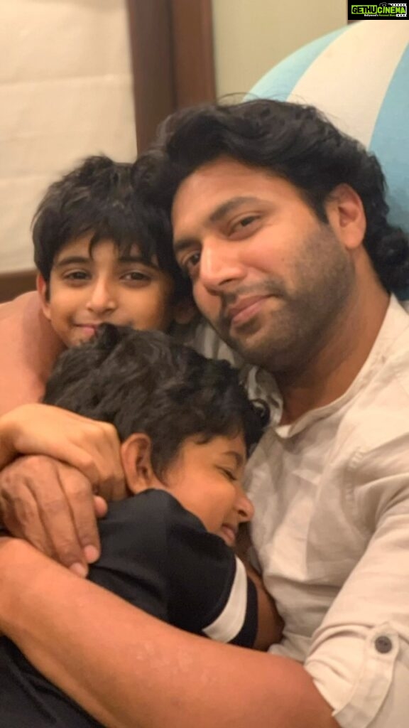 Aarthi Instagram - Fathers, Father-in-laws, Son, Son-in-law, Grandfathers, Husbands… Playing all these roles with such elan & ease. With this army of chivalrous men around, I know my boys will turn out just fine🫰🏼🤍 Happy Fathers Day to every dad striving to put a smile on their little ones face. @jayamravi_official @krishnamurthyvijaykumar #editormohan