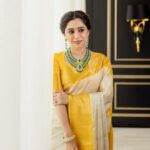 Aarthi Instagram – I came along
I wrote a song for you
And all the things you do

And it was called Yellow 💛
.
.
.
🥻 @tulsisilks @merasalofficial 
💎 @vummidibangaru 
📸 @kiransaphotography 
.
.
.
#indianwear #fashiongram #sareelovers #yellowtheme #alwaystheseasontosparkle #happinessishomemade #instafashion #emeraldlove #lovewhatudo #dowhatyoulove