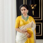 Aarthi Instagram – I came along
I wrote a song for you
And all the things you do

And it was called Yellow 💛
.
.
.
🥻 @tulsisilks @merasalofficial 
💎 @vummidibangaru 
📸 @kiransaphotography 
.
.
.
#indianwear #fashiongram #sareelovers #yellowtheme #alwaystheseasontosparkle #happinessishomemade #instafashion #emeraldlove #lovewhatudo #dowhatyoulove